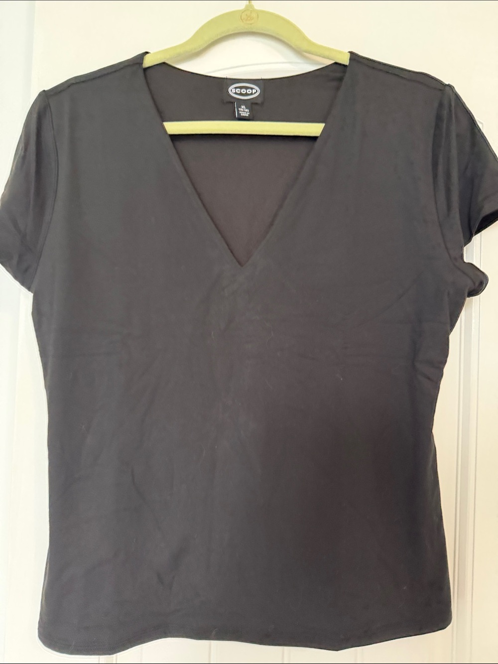 Scoop V-Neck Short Sleeve Tee in Charcoal
